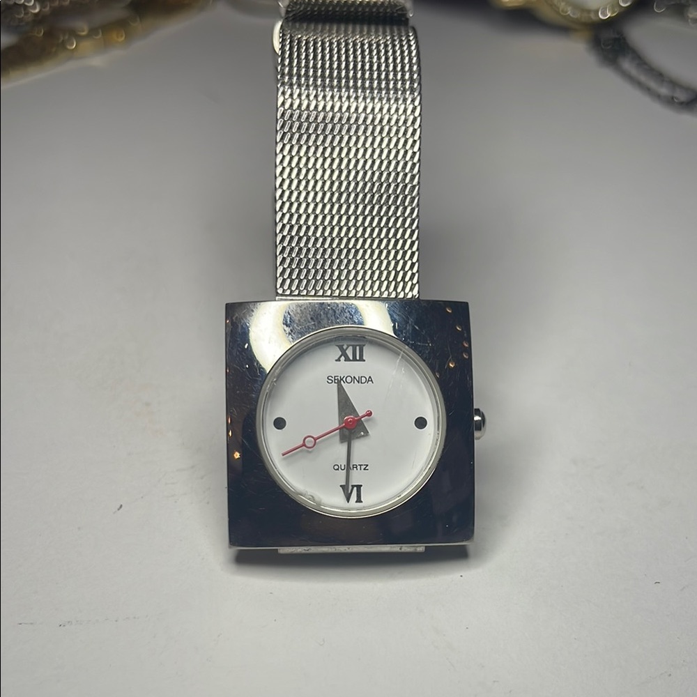 Sekonda Square Face Watch with Mesh Band. Working well.